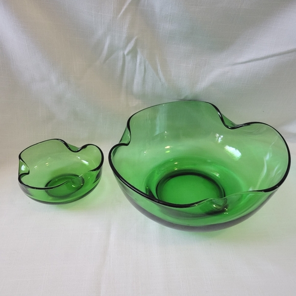 Vintage MCM Chip and Dip Folded Bowls in Avocado Green made by Anchor Hocking - Picture 9 of 9